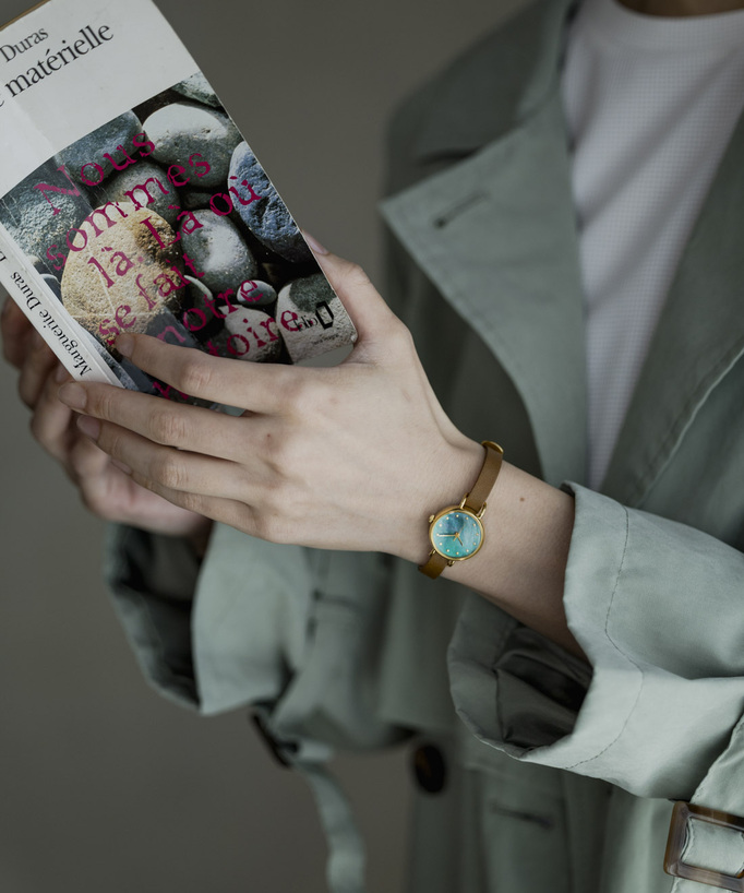 
シルバー色フレーム×黒色ベルトの時計
