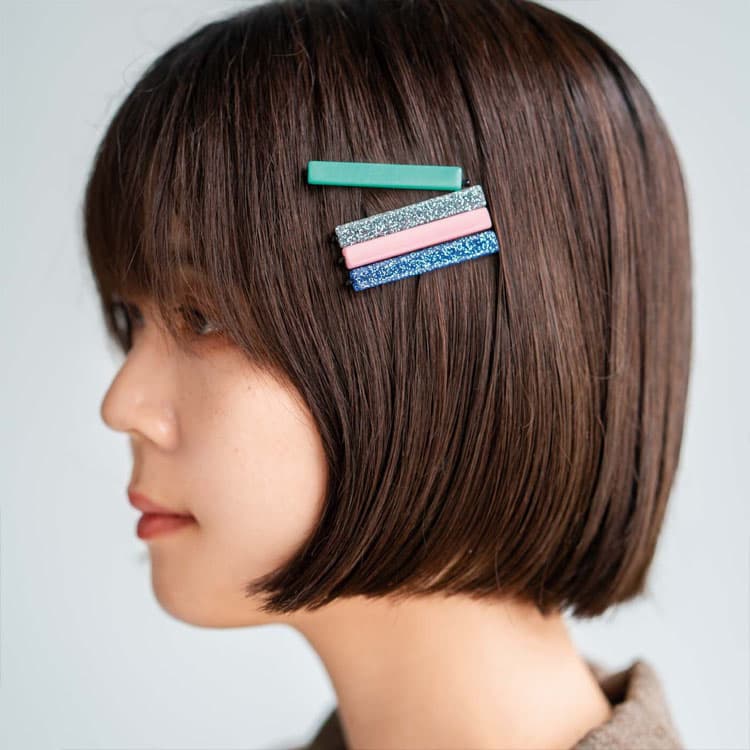 1本でも、重ねづけしても映える、上品な色とつやめきがおしゃれなヘアピン
