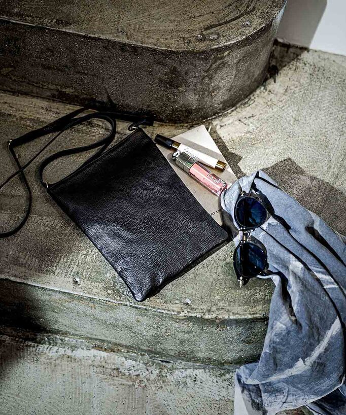 
職人本革仕上げの黒いジョイントリーバッグ
