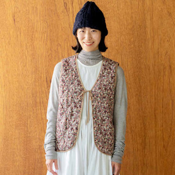 ノスタルジックなフラワー柄を纏（まと）う 裏フリース付き中わたキルトベストの会