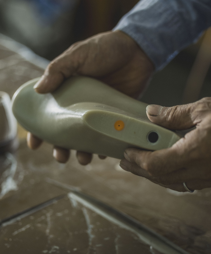 
一足を生み出す、繊細な工程。
