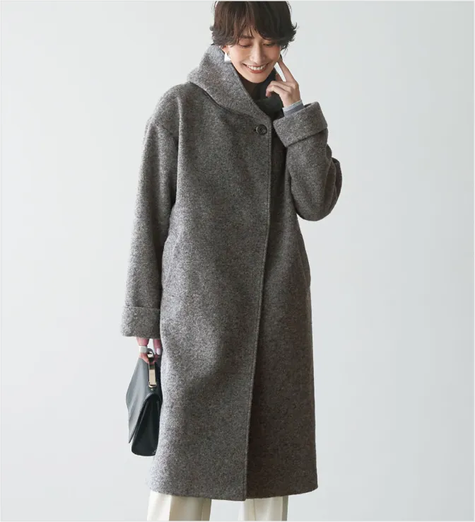 ウール混スライバー素材で軽やか胸もとボタンの小顔見えフーディーロングコート〈グレー〉