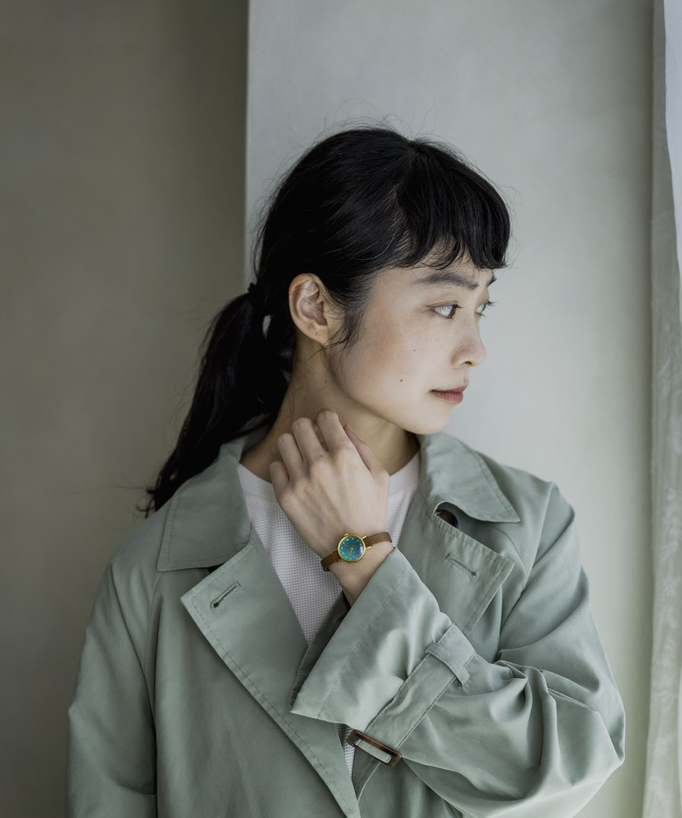 
シルバー色フレーム×黒色ベルトの時計
