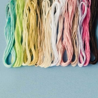 すみっコたちの色合いを繊細に表現するために、毎月12～18色の刺しゅう糸がセットで届きます。