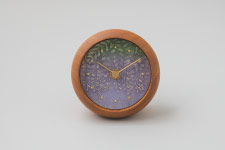 金沢の時計職人が手掛けた　たおやかに揺れる藤の花に見惚れる置時計〈欅〉