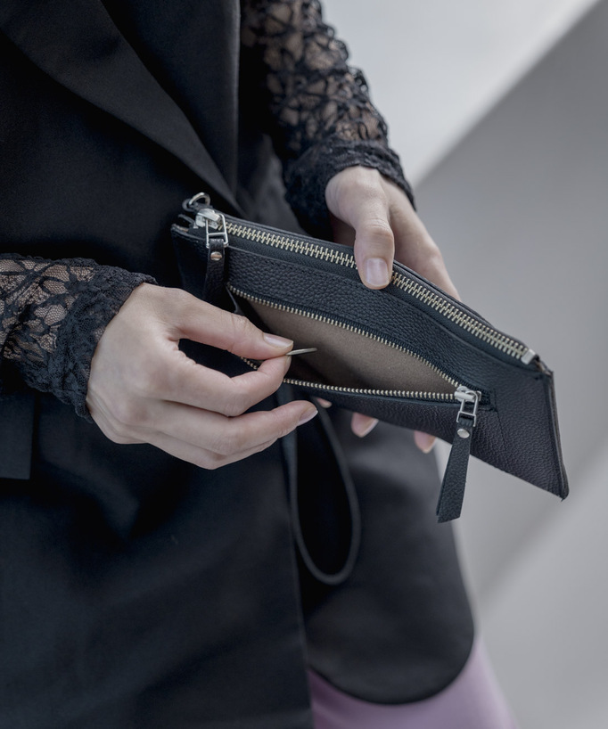 
シャープなデザインのお財布
