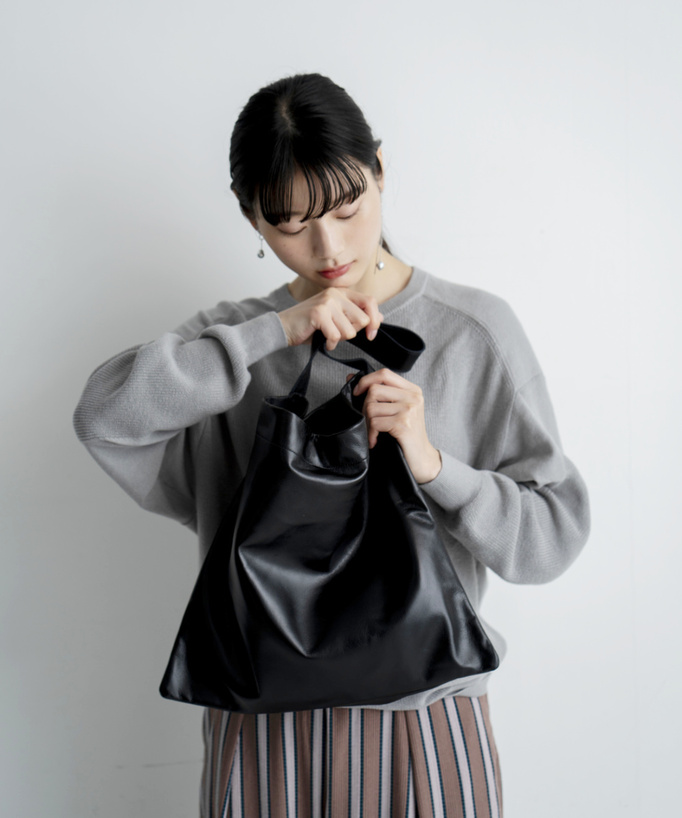 
職人本革のフィットトート〈ソーサラーブラック〉
