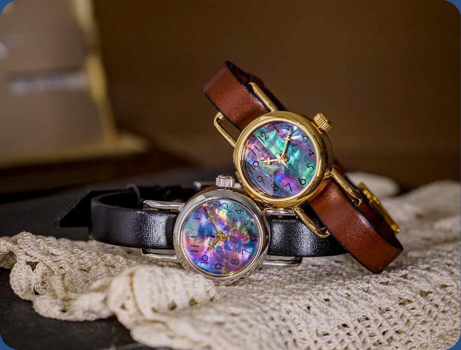 神秘のオーロラが美しい螺鈿の腕時計