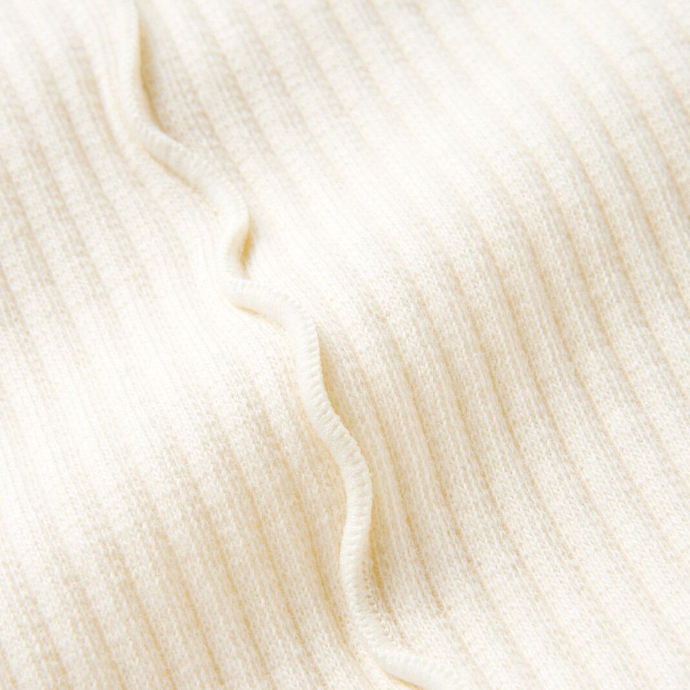 くしゅっとさせてもかわいい親指ホール付きの長め袖。