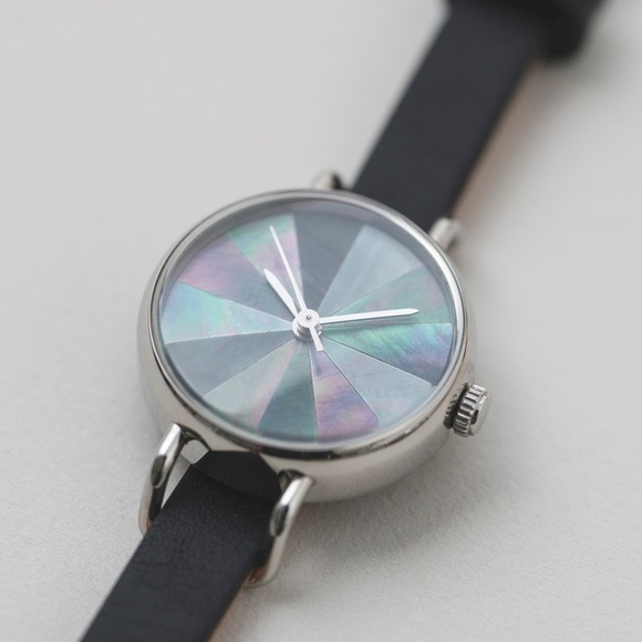 
金沢の時計職人が手掛けた　オーロラ色の輝きに見惚れる黒蝶貝の腕時計〈ブラック〉
