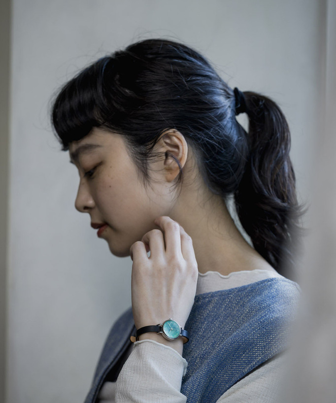 
シルバー色フレーム×黒色ベルトの時計
