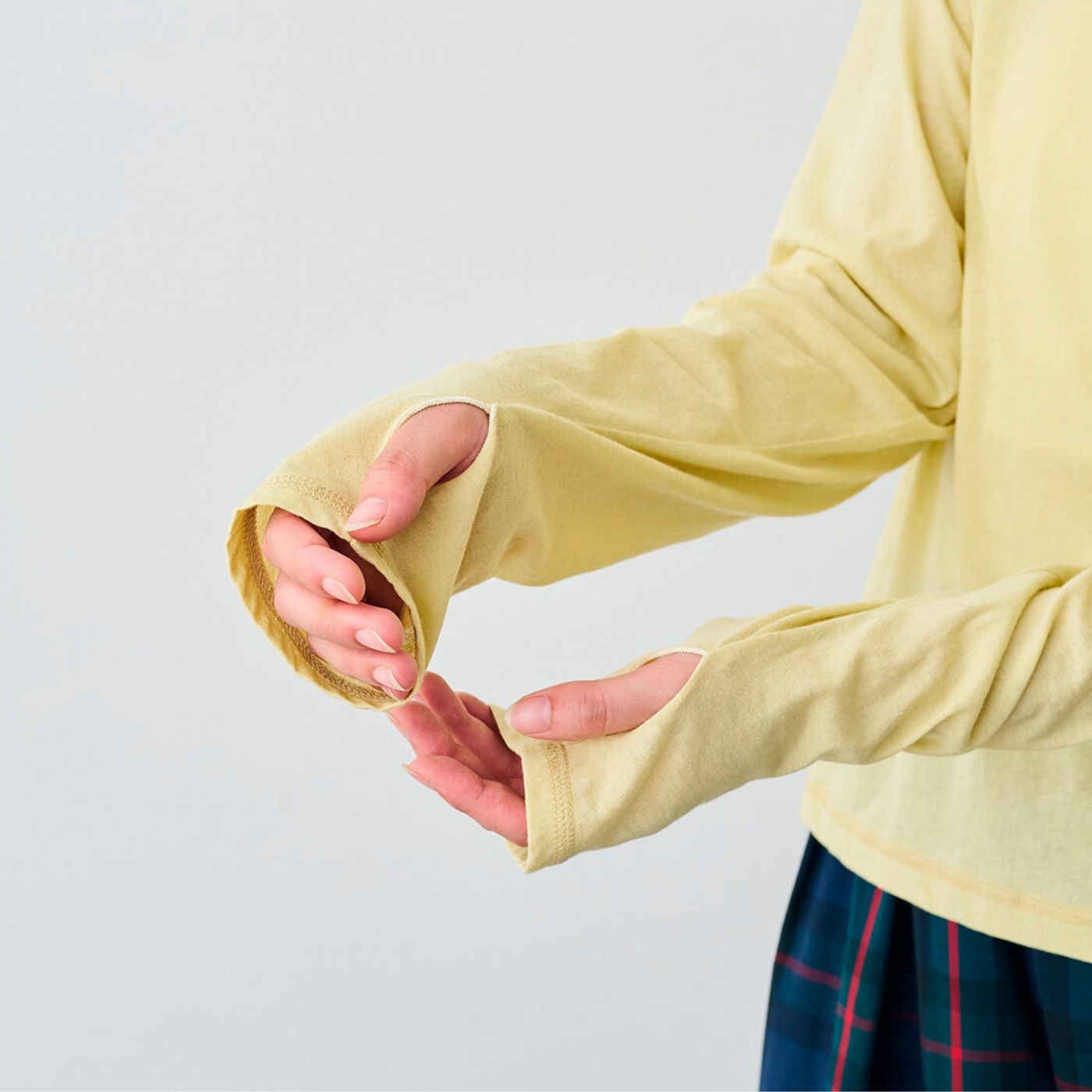 くしゅっとさせてもかわいい親指ホール付きの長め袖。