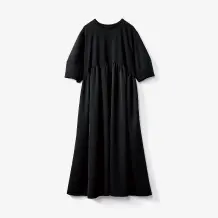 さらりと着映えする異素材ドッキングワンピース〈ブラック〉