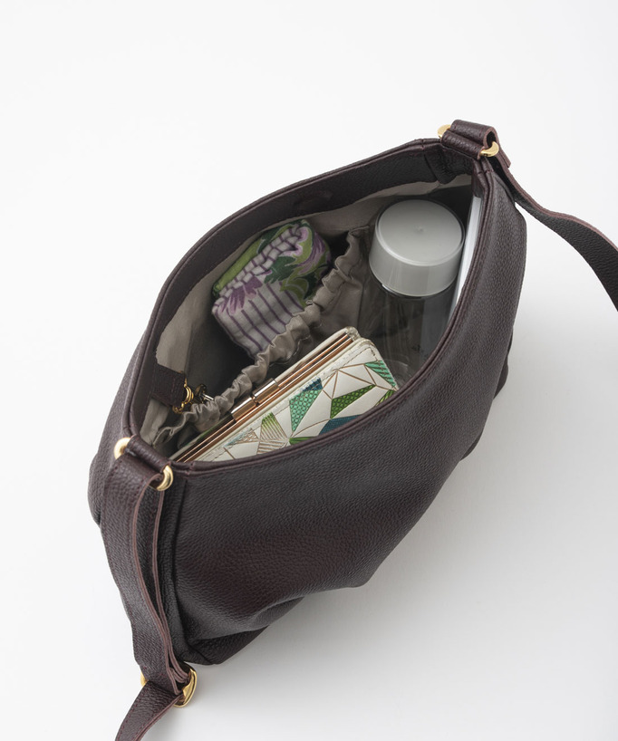 
ワイン色に陶酔する大人鞄。
