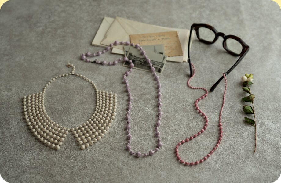 糸の宝石の衿飾りネックレス〈アイボリー×シルバー〉糸の宝石のシルクロングネックレス〈ラベンダー〉糸の宝石のグラスコード〈ミスティーピンク〉