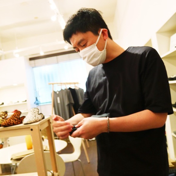 
靴デザイナーの理想で作った 職人本革のTストラップローファー
