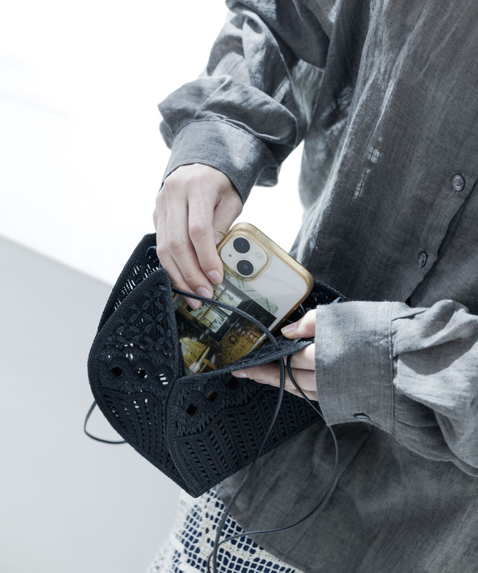 
スマホもすっぽり入る黒いバッグ
