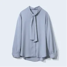シックに着こなすボウタイブラウス