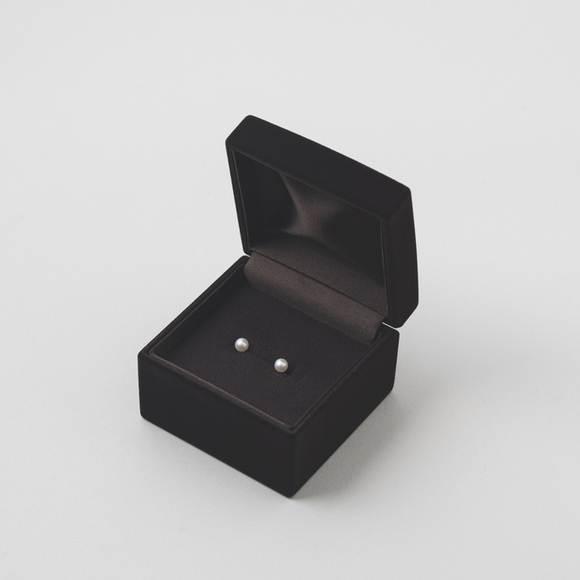 
神戸の老舗真珠メーカーが手掛けた　淡水パールの耳飾り　（サイズ1：ピアス　サイズ2：イヤリング）
