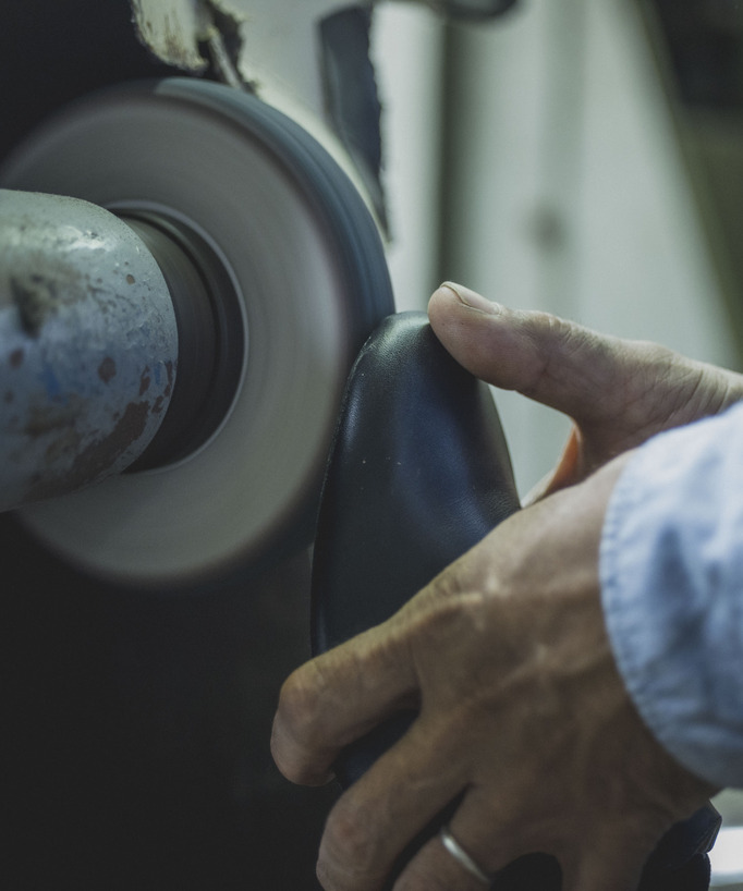 
一足を生み出す、繊細な工程。
