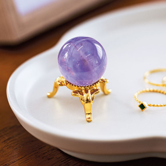 ちょこんとたたずむアメシストが不安や緊張をやわらげる