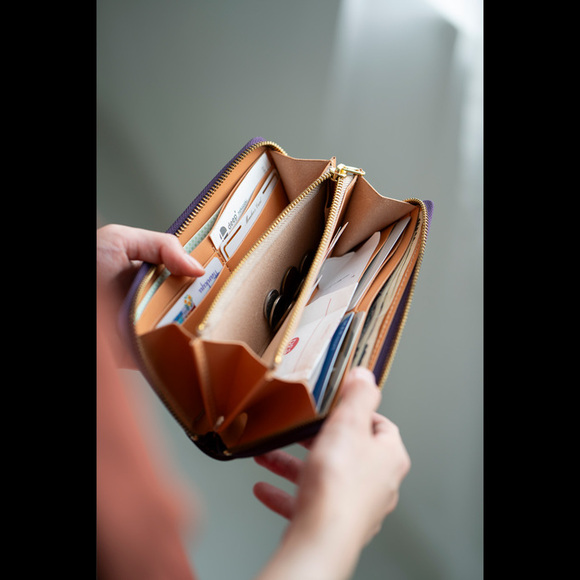 
福岡の鞄作家と作った　職人本革のカフェウォレット〈グレープ色〉
