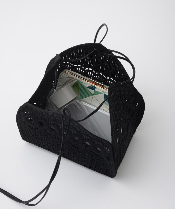 
スマホや水筒も入る小ぶりな黒いバッグ
