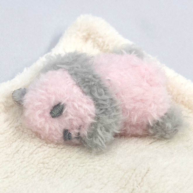 YOU＋MORE! 毛布の上で寝かせられている 赤ちゃんパンダの