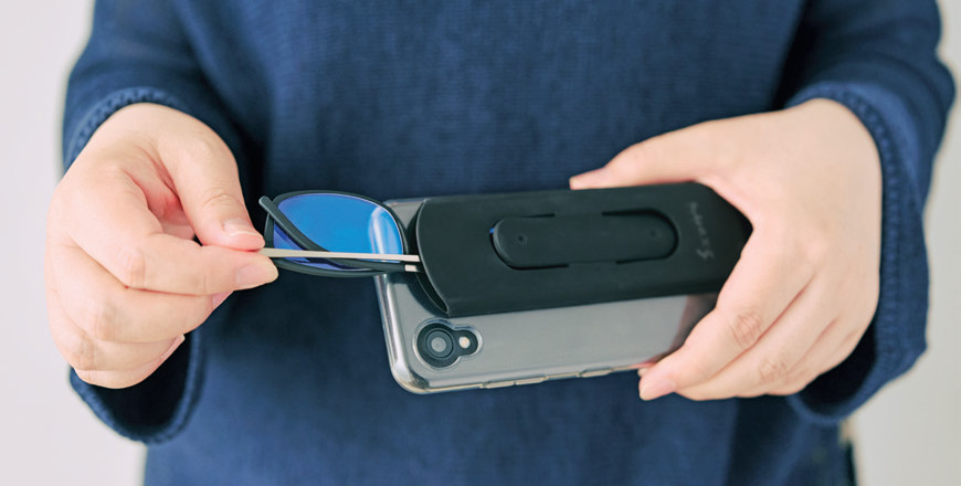スマホカバーに貼れるリーディンググラス1