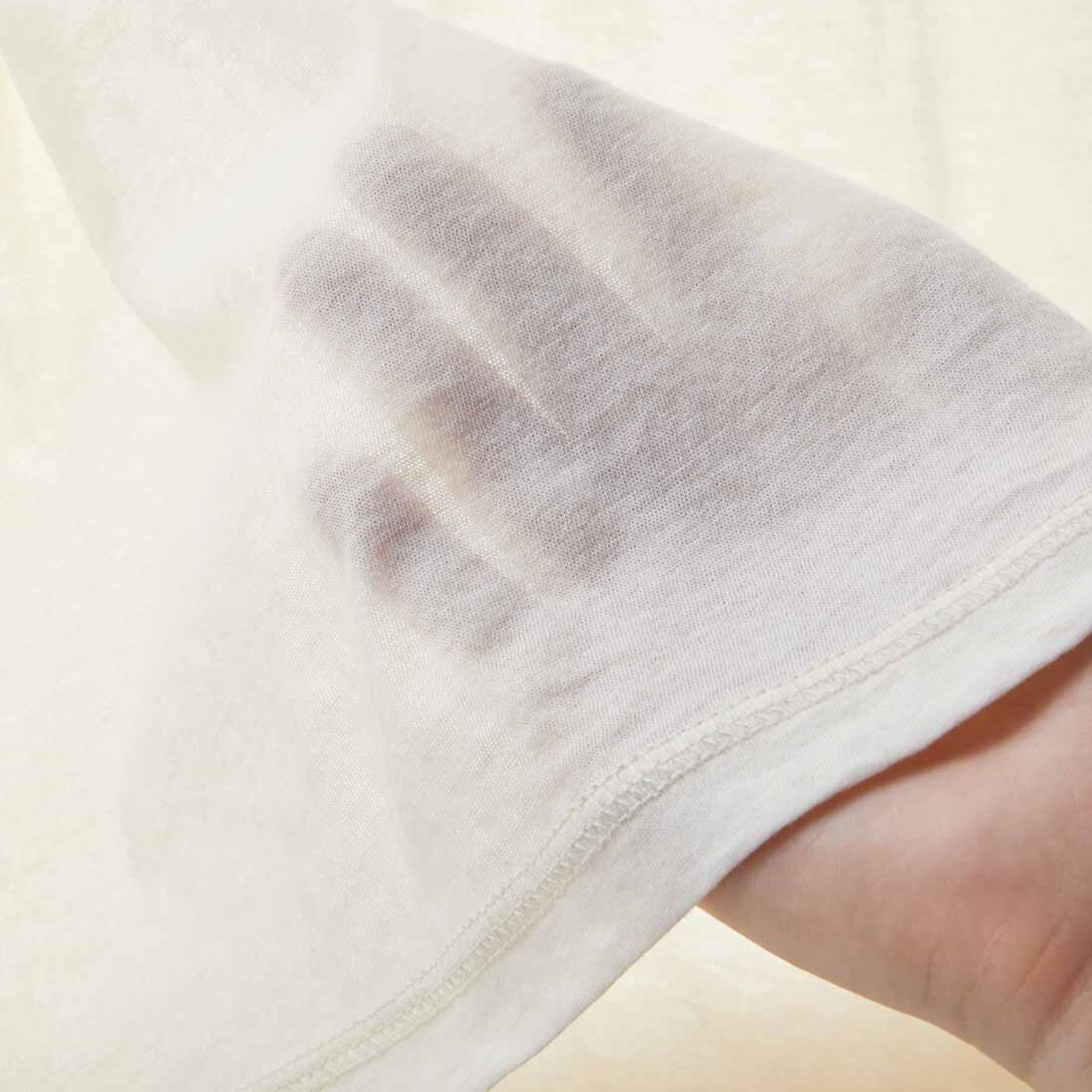 肌にうっとり心地いい、ほどよい透け感の綿100％カットソー。