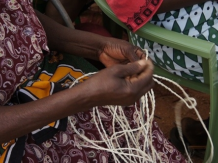 サイザルの繊維を撚る様子