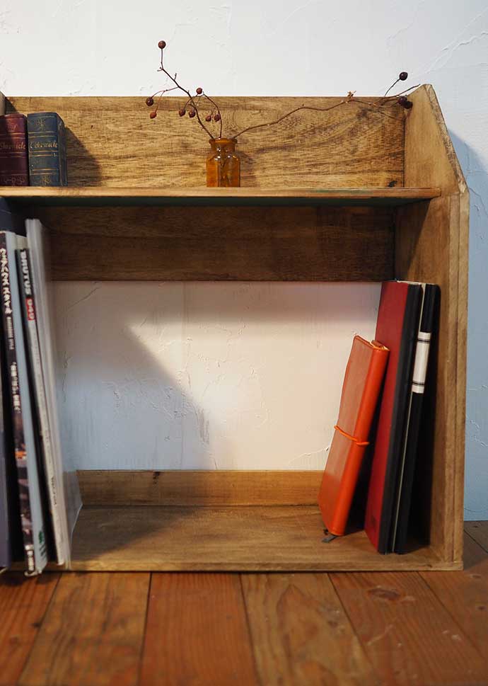 古道具のようなレトロな雰囲気の本立てを作ろう【burubon。のちょこっとカフェ風DIY便り】