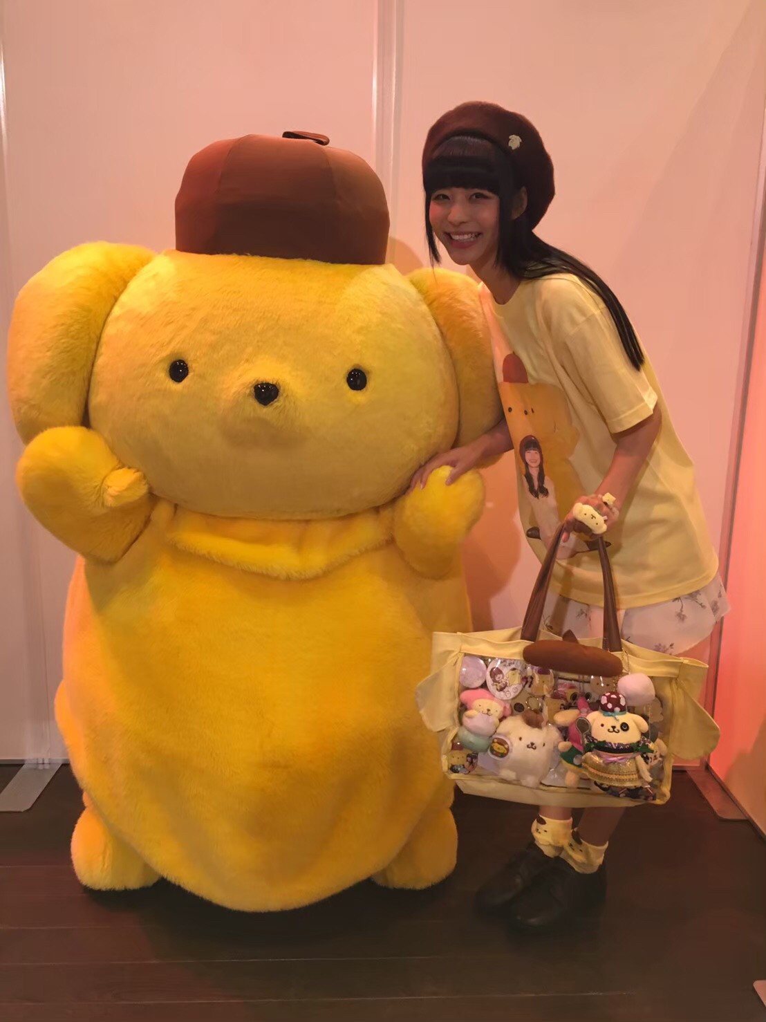 サンリオピューロランドでポムポムプリンとツーショットを撮る寺嶋さん