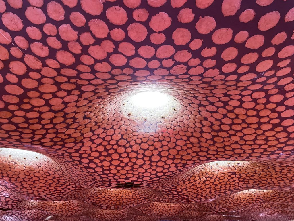 日生劇場・アコヤ貝が貼られた天井