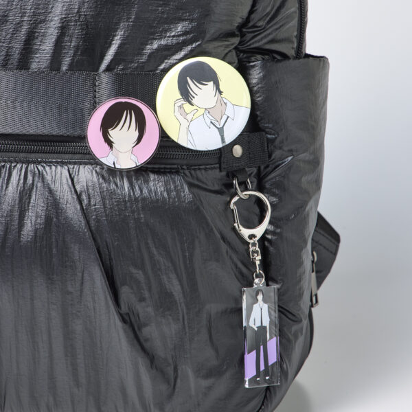 リュックの正面にはバッジが留められるテープ付き