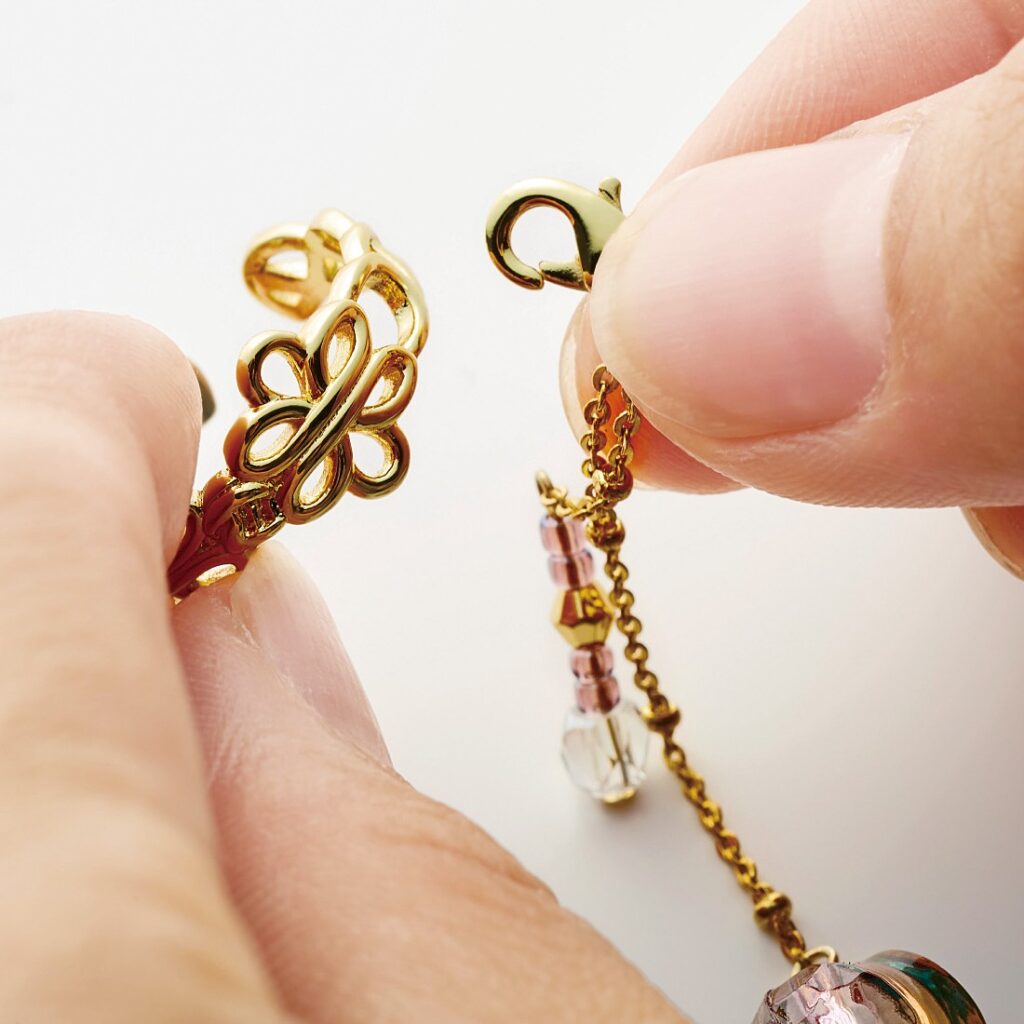 ビーズが揺れるチェーンのパーツはカニカン