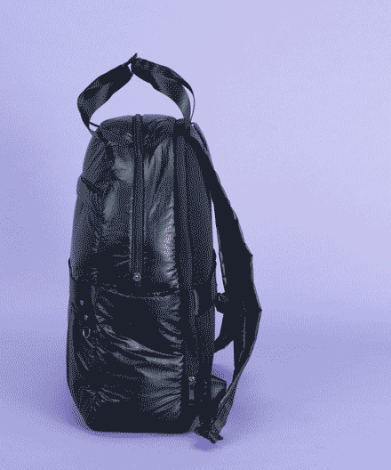 背面のファスナーを開けるとコートが入れられる