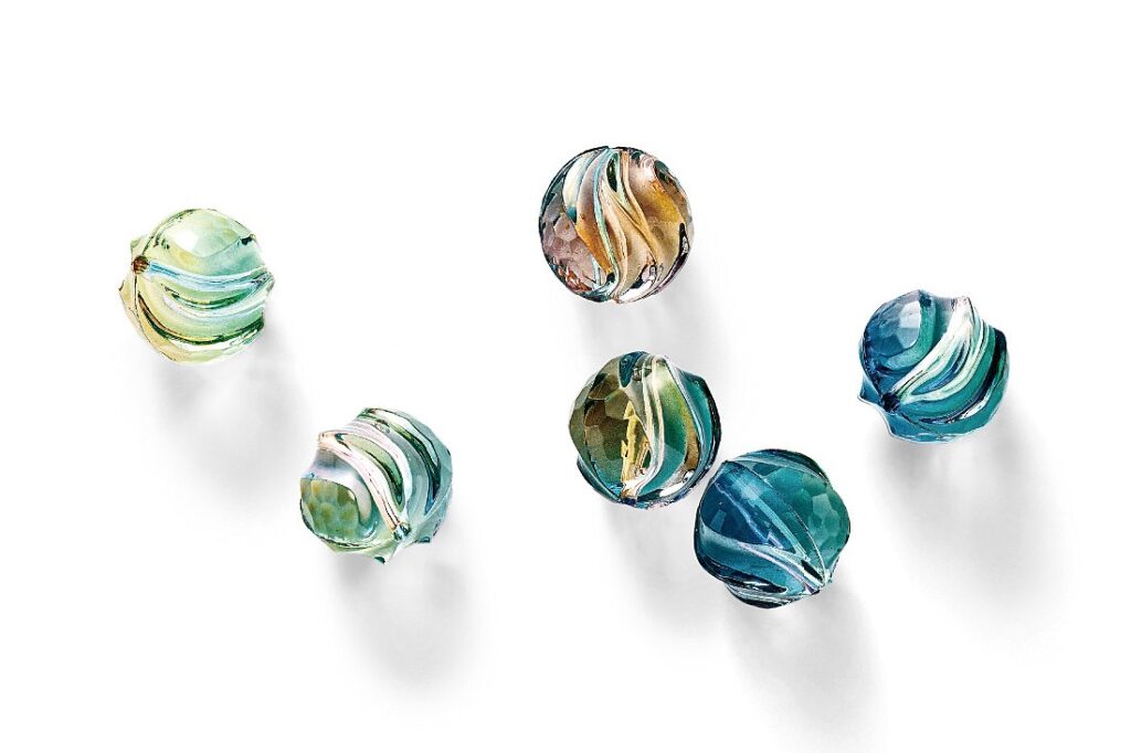 異なる時間帯の空色グラデーションを宿したようなアクリルビーズ