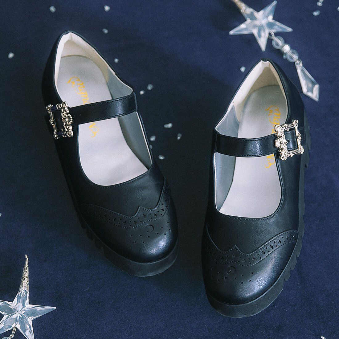 、大人のふだん着にもあわせやすい、今の気分にぴったりな大活躍ストラップシューズ