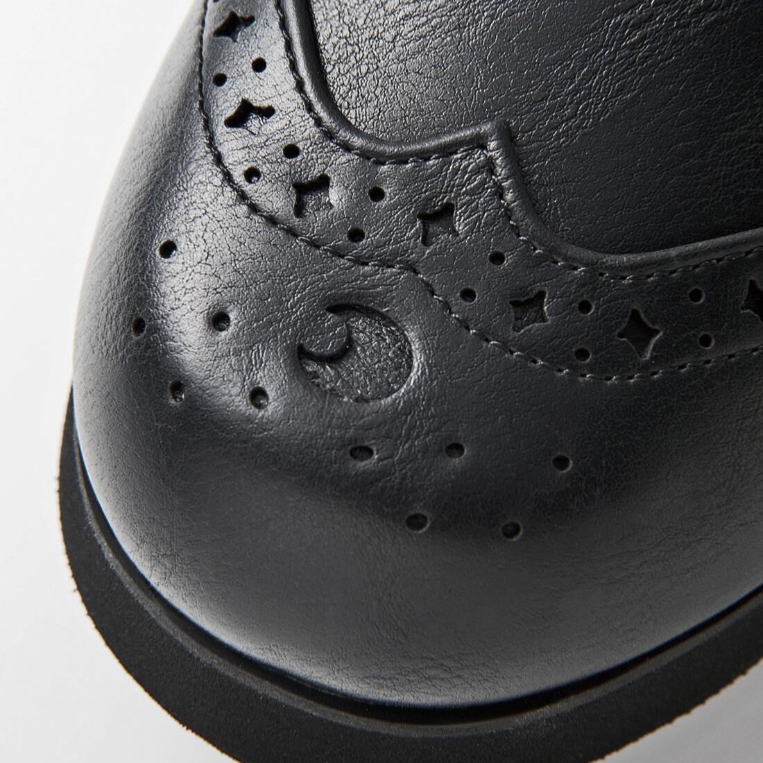 月と星のパンチングとアンティーク風のバックルがアクセント。マットな合皮素材でクラシックな印象に。