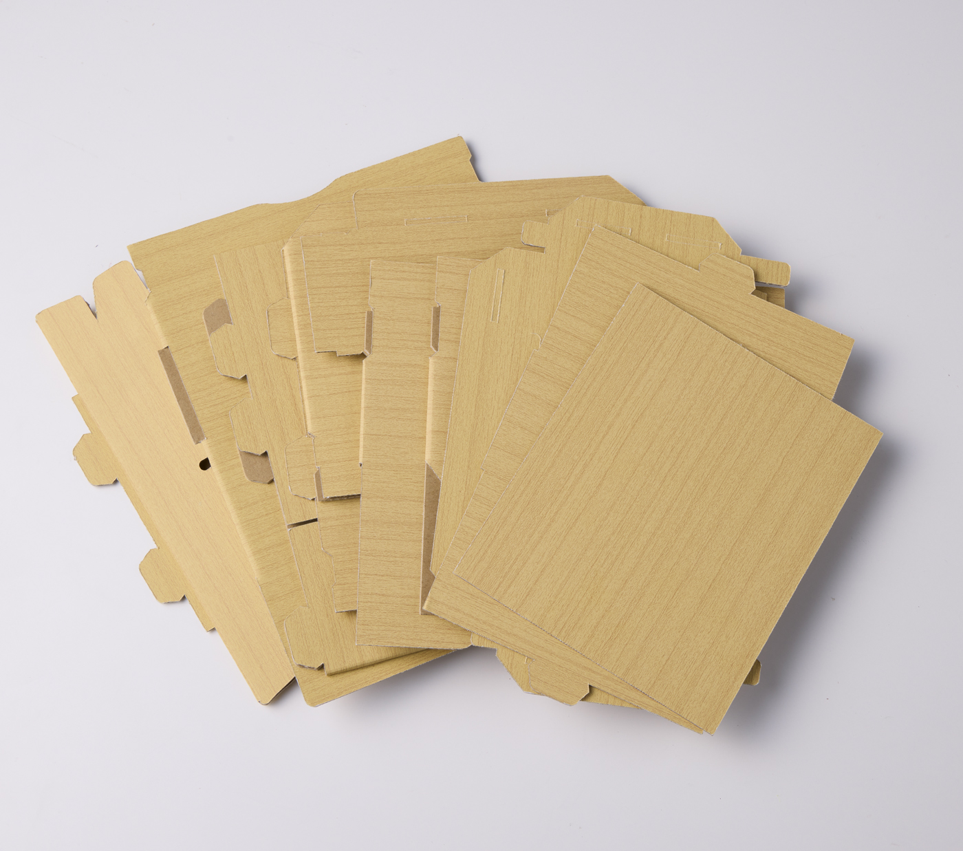 構造は全部で8パーツ。フルカラー印刷の組み立て説明書付きなので誰でも簡単に組み立てられます。