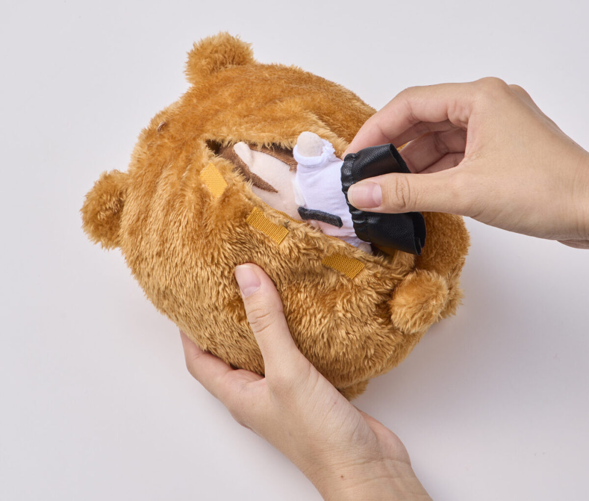 背面からぬいを入れ、面ファスナーで留めるだけで簡単