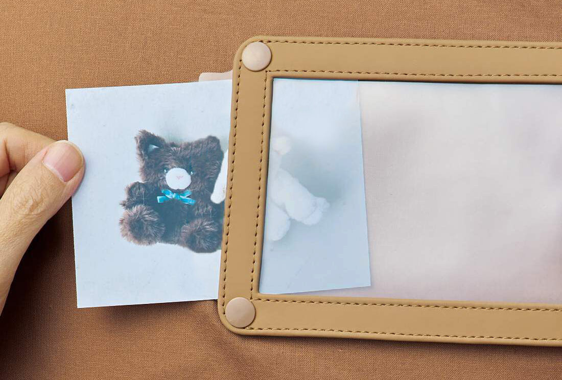 スリーブケースタイプになっているので滑り落ちずに出し入れも簡単