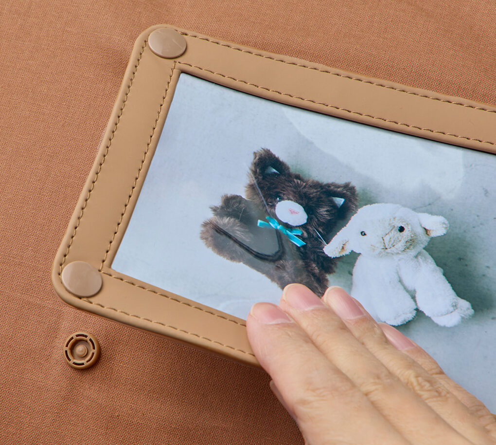 スナップで取り外せるので写真の保護や本体のお洗濯もばっちり