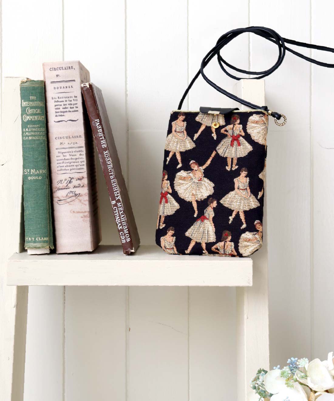 華やかフリル付きゴブランポーチ