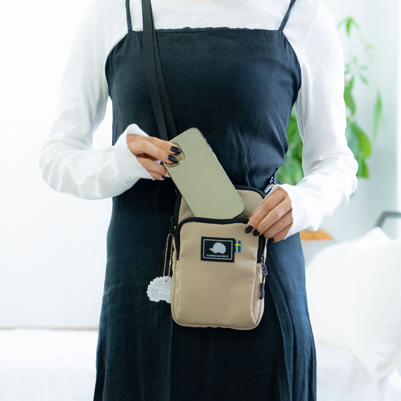 ハリネズミがかわいいスマホショルダー