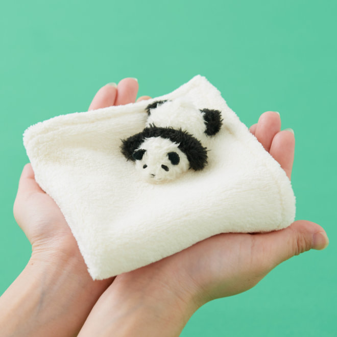手のひらにのせてずっと眺めていたくなる「毛布の上で寝かせられている 赤ちゃんパンダのハンカチ」がフェリシモ「YOU+MORE!」から誕生 | 株式会社 フェリシモのプレスリリース