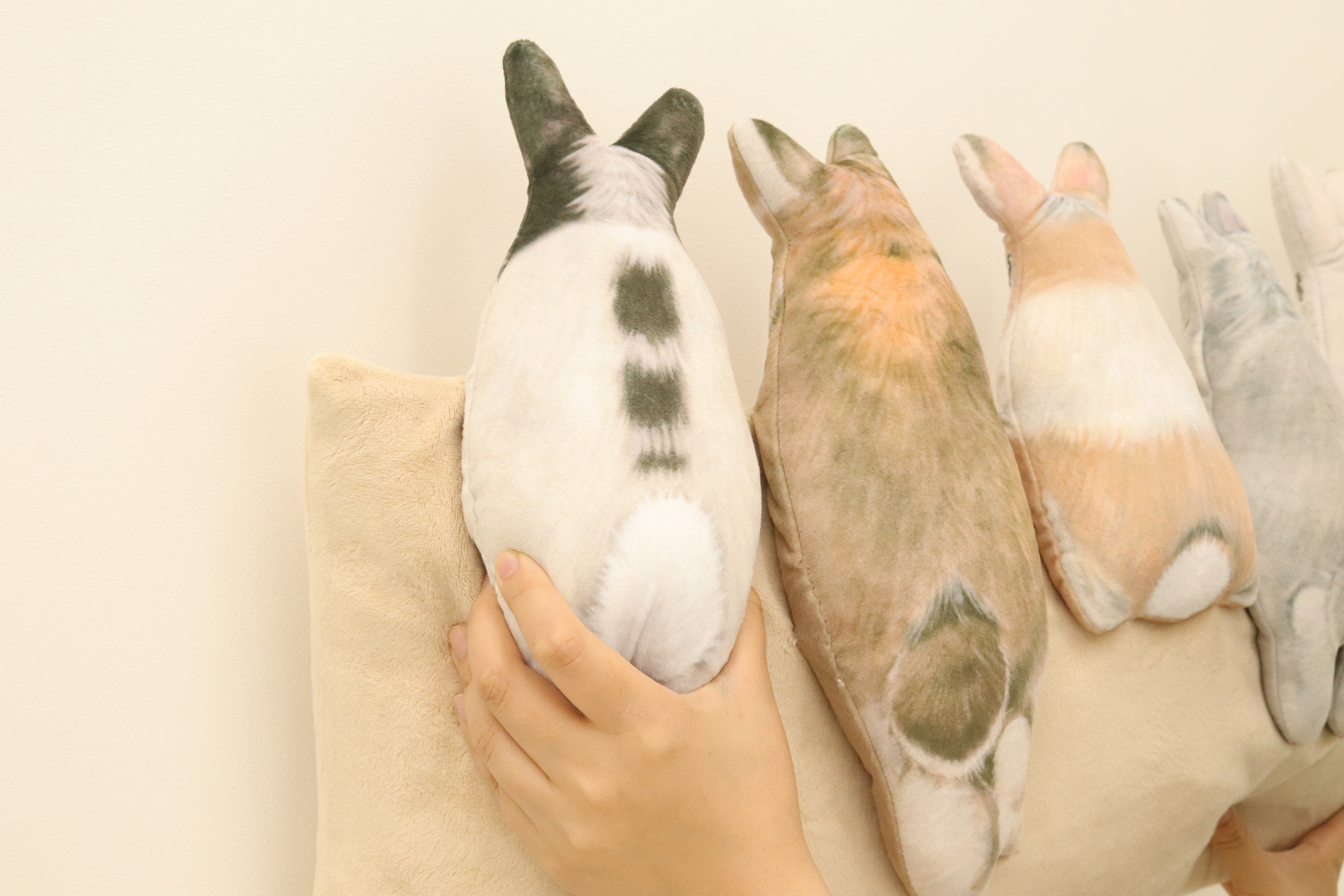 クッションからぴょこっ！うさぎがのぞくふわふわロングクッショ